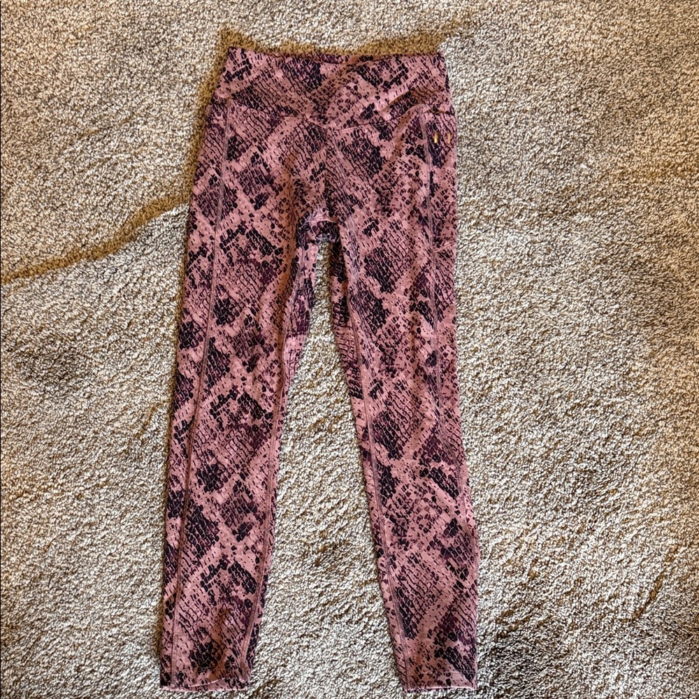 PINK Victoria's Secret ULTIMATE leggings in Snakeskin print